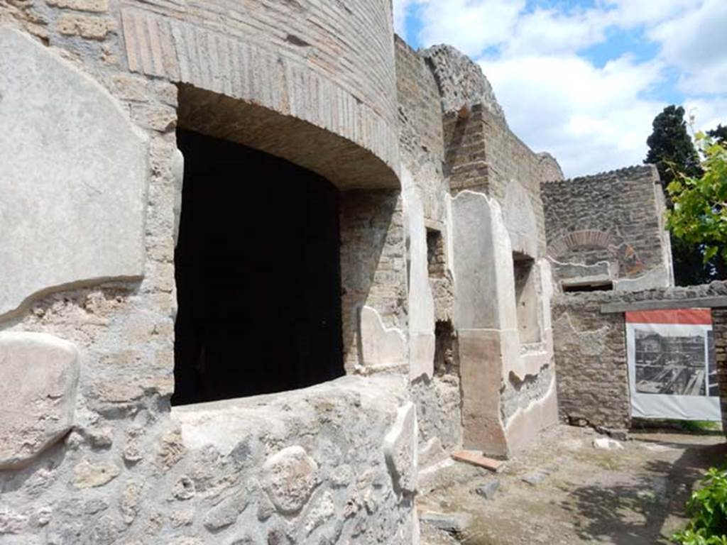 II.4.6 Pompeii. May 2016. Window to caldarium. Photo courtesy of Buzz Ferebee.