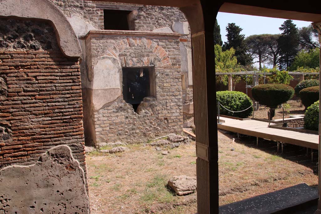 II.4.3 Pompeii. September 2019. Looking south-east towards window of caldarium and across garden, from west portico.
Photo courtesy of Klaus Heese.

