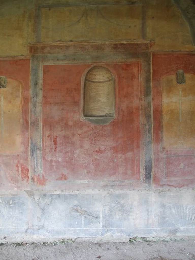 II.4.6 Pompeii. December 2006. Wall decoration and niche in portico