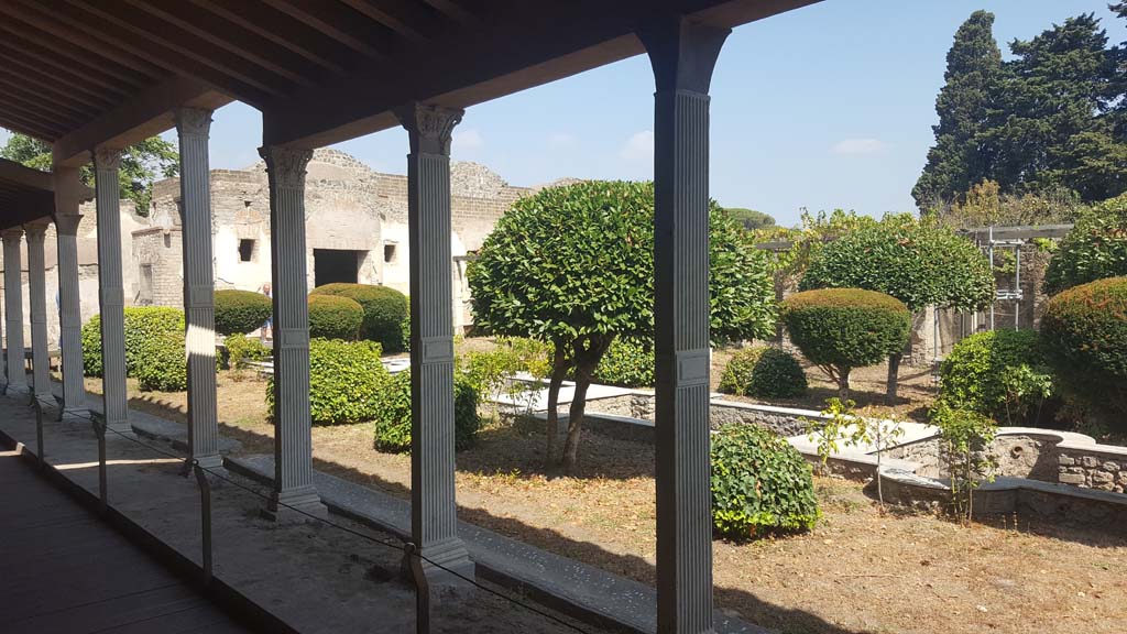 II.4.6 Pompeii. September 2019. Looking north-east across garden area from west portico.
Photo courtesy of Klaus Heese.
