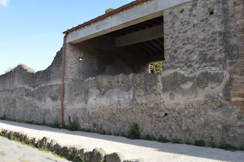 II.4.7 Pompeii. March 2019. Looking east along Via dell’Abbondanza, front façade on east side of entrance doorway. 
Foto Taylor Lauritsen, ERC Grant 681269 DÉCOR.


