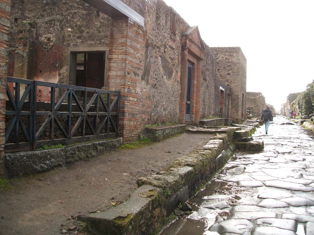 II.4.7 Pompeii. December 2004. Looking west along Via dell’Abbondanza.