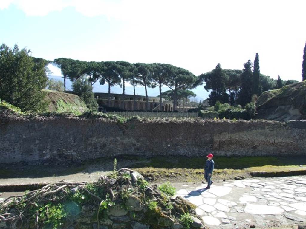 II.5.4 Pompeii.  March 2009. Looking south towards wall on Via dellAbbondanza.
