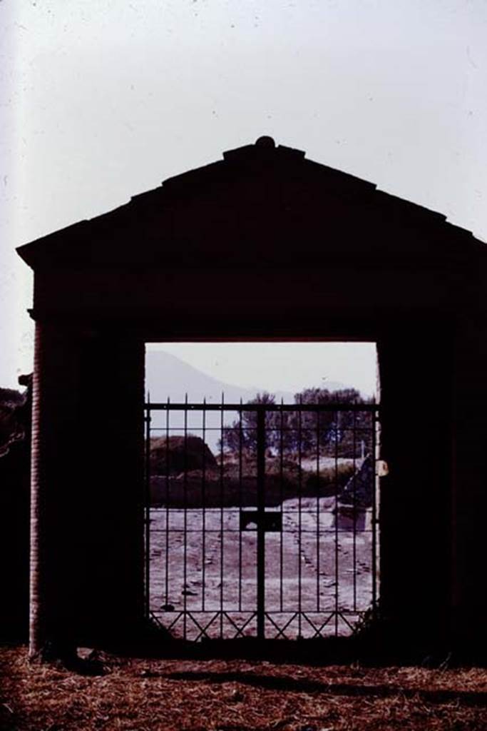 II.5.5 Pompeii. 1970. Looking north through entrance gateway during Jashemski excavations. Photo by Stanley A. Jashemski.
Source: The Wilhelmina and Stanley A. Jashemski archive in the University of Maryland Library, Special Collections (See collection page) and made available under the Creative Commons Attribution-Non Commercial License v.4. See Licence and use details. J70f0702
