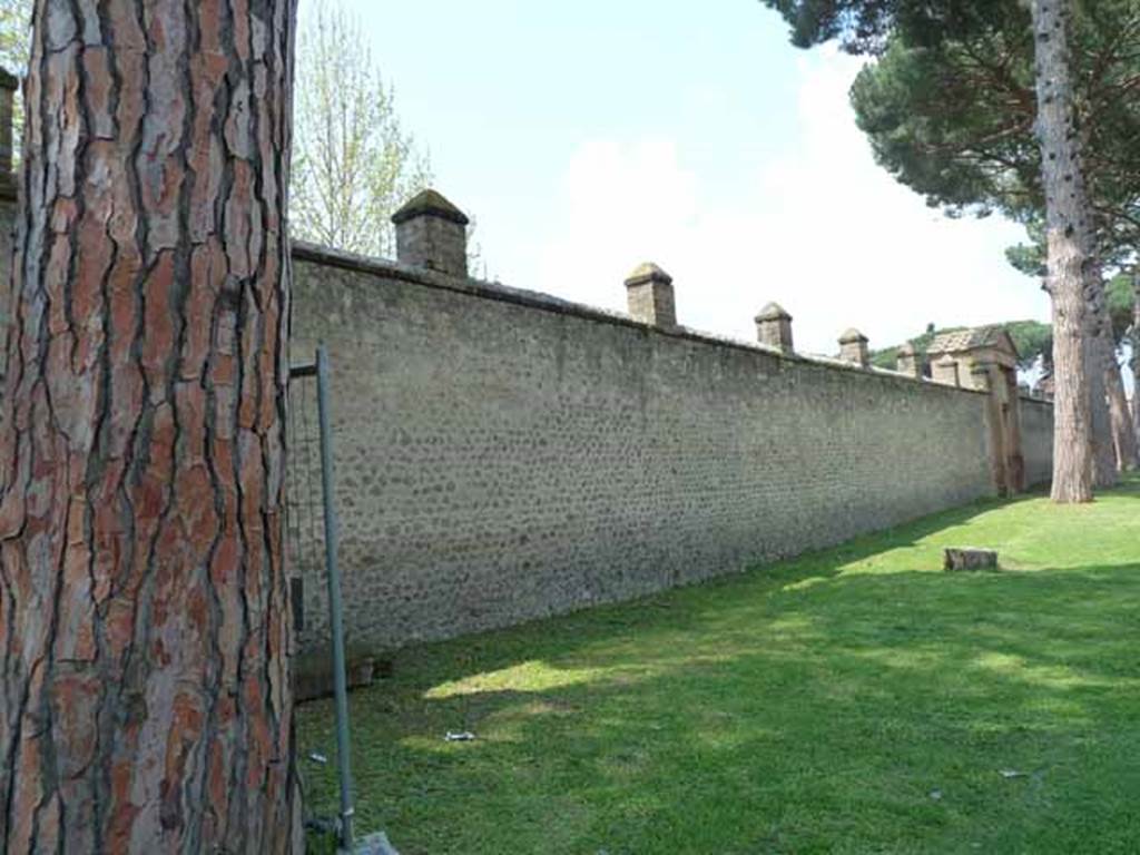 II.7.1 Pompeii. Palaestra. May 2010. East wall between II.7.1 and II.7.2.