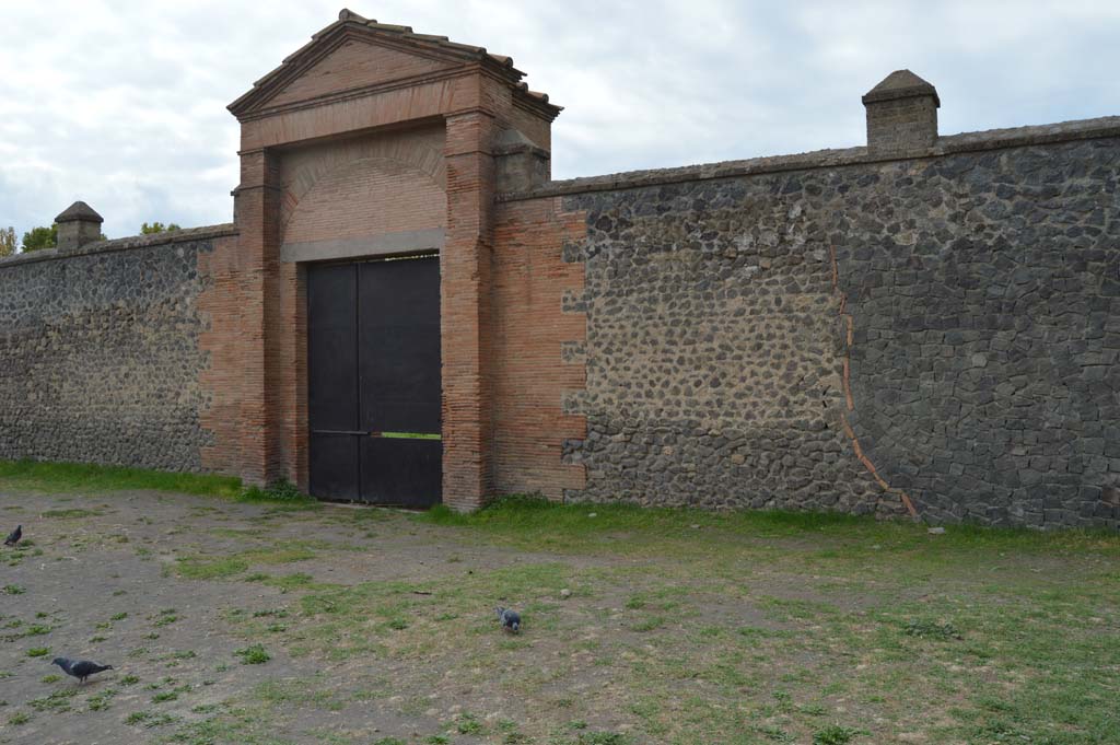 II.7.4 Pompeii. Palaestra. October 2017. Looking west to entrance doorway.
Foto Taylor Lauritsen, ERC Grant 681269 DCOR.
