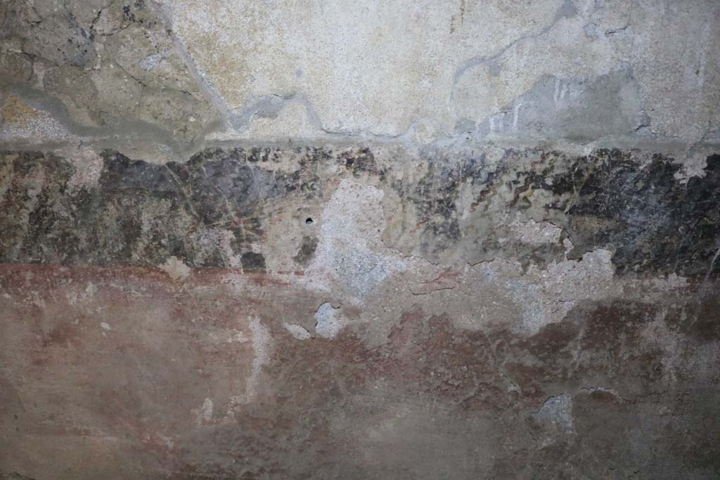 II.9.1 Pompeii. December 2018. 
Detail of painted decoration in corridor, on east side of doorway to room 5. Photo courtesy of Aude Durand.


