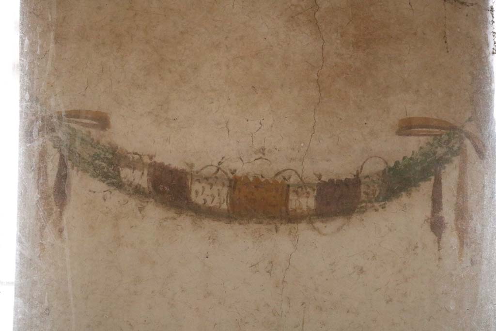 II.9.1 Pompeii. December 2018. 
Detail of garland on north side of column on the north side of the triclinium. Photo courtesy of Aude Durand.

