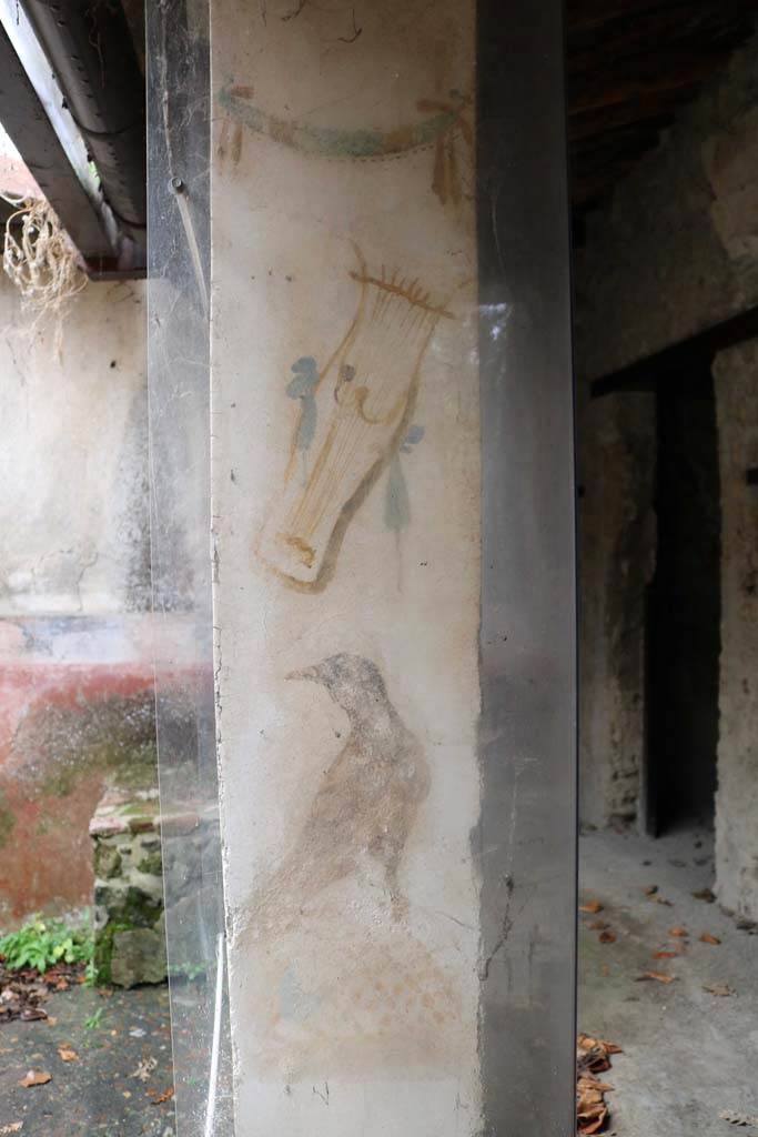 II.9.1 Pompeii.  December 2018.  
Painting of black bird and other subject on east side of column on the north side of the triclinium.
Looking towards entrance doorway. Photo courtesy of Aude Durand.
