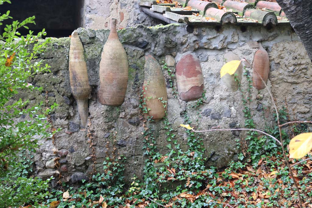 II.9.1 Pompeii. December 2018. Terracotta amphorae built into wall in garden 12. Photo courtesy of Aude Durand.