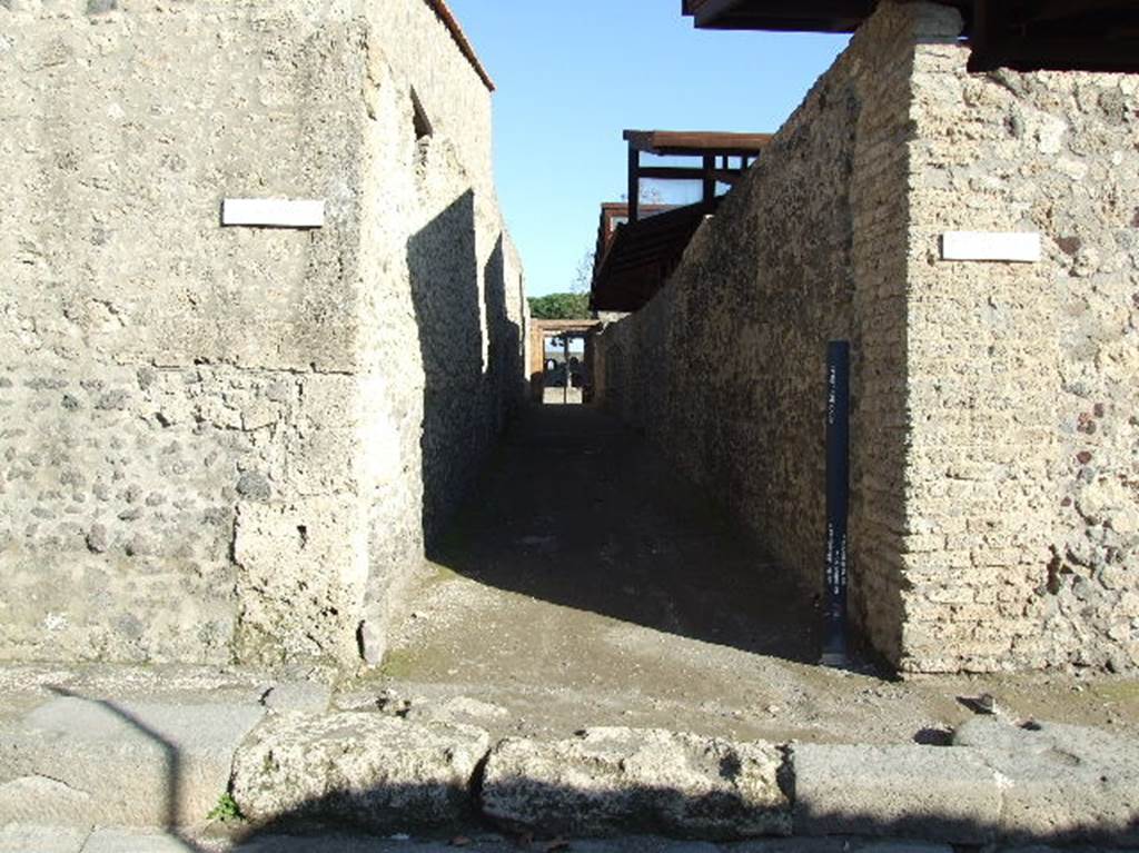 II.9.1 Pompeii (side south wall), on left.         Via della Palestra, looking east towards Palaestra.             II.8.6, on right.