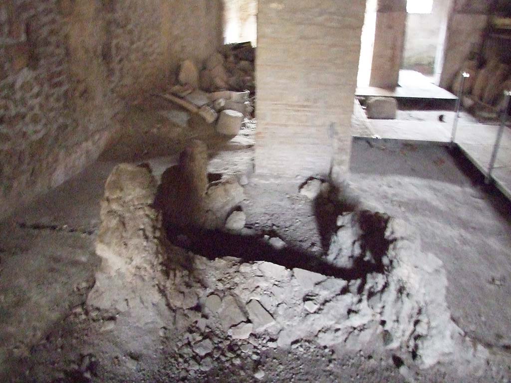 II.9.2 Pompeii. December 2007. Room 4. Pilaster at east end of south wall of entrance corridor. 
The wooden staircase in room 2 led to the upper floor which covered around two-thirds of the house.
The upper floor found a point of support on a pillar in mixed construction located in room 4.
See Attività della Soprintendenza: Regio II, Insula 9: Rivista di Studi Pompeiani II, 1988, p. 200.
