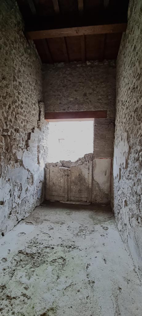 II.9.3 Pompeii. December 2023.
Entrance corridor from interior, looking west towards front entrance. 
Photo courtesy of Miriam Colomer.

