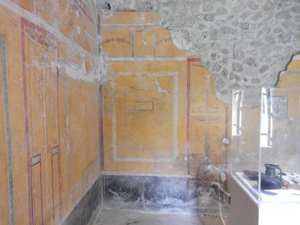 II.9.4, Pompeii. May 2018. Room 8, looking towards west wall in south-west corner.
Photo courtesy of Buzz Ferebee. 
