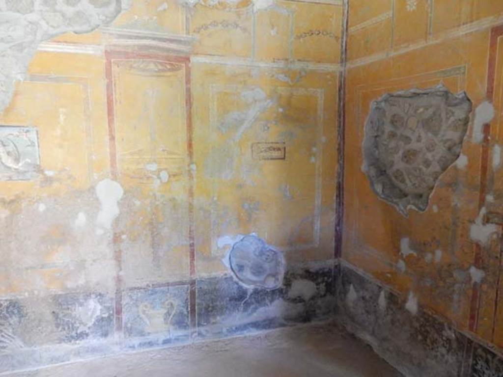 II.9.4, Pompeii. May 2018. Room 8, north-west corner. Photo courtesy of Buzz Ferebee. 