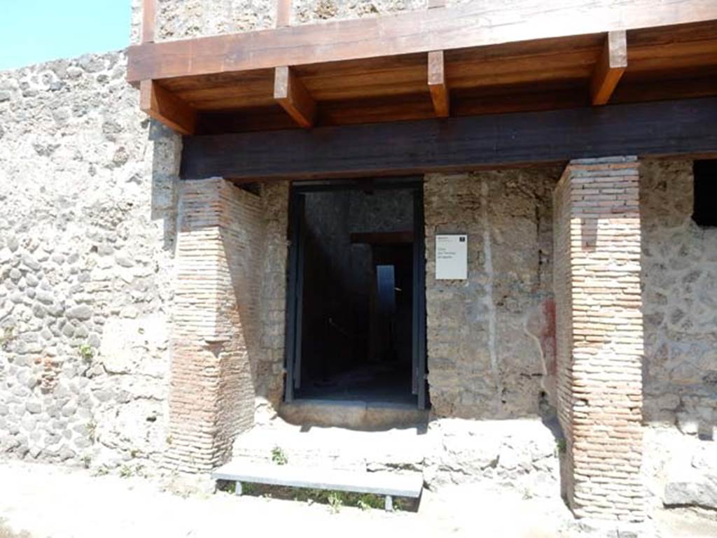 II.9.5 Pompeii, May 2018. Entrance doorway. Photo courtesy of Buzz Ferebee.