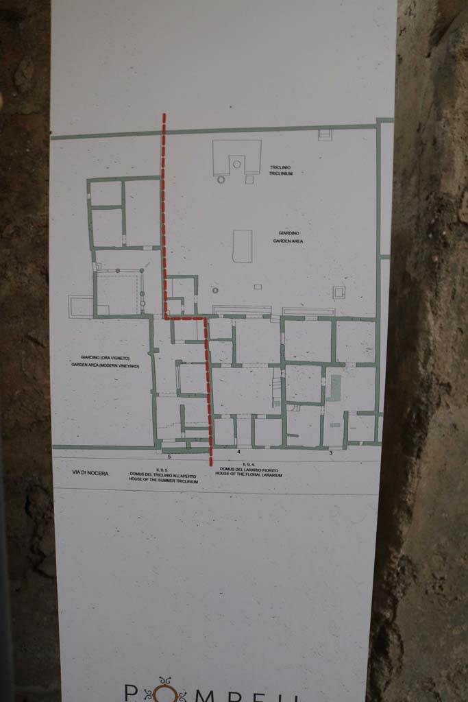 II.9.5 Pompeii. December 2018. Display information notice, plan on left of redline. Photo courtesy of Aude Durand.