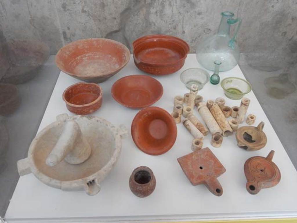 II.9.5 Pompeii, May 2018. Display items. Photo courtesy of Buzz Ferebee.