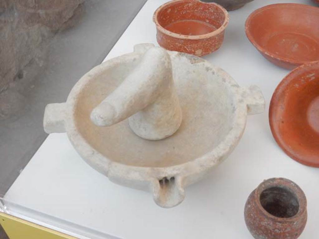 II.9.5 Pompeii, May 2018. 
Marble mortar with finger shaped pestle (Mortaio in marmo con pestello configurato a dito), inv. nos. 37509, 37540.
Photo courtesy of Buzz Ferebee.
