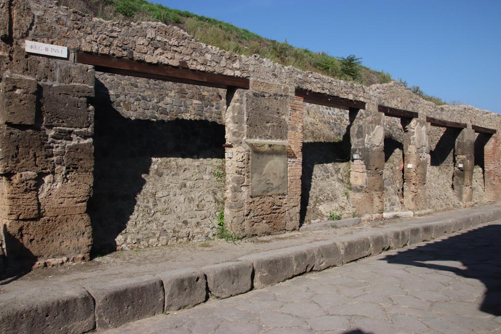 III.1.1 Pompeii. October 2022. North side of Via dell’Abbondanza, with entrance doorway, on left. Photo courtesy of Klaus Heese. 