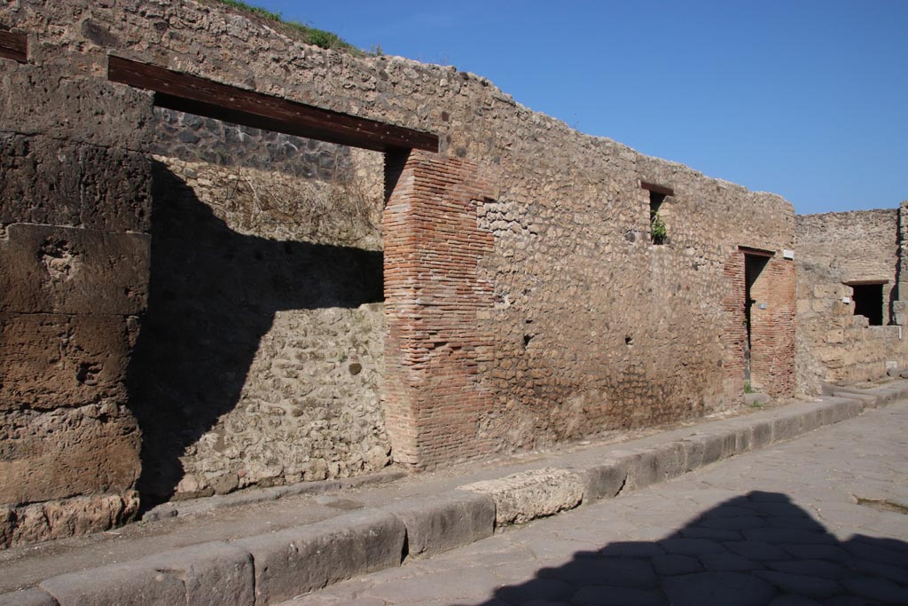 III.1.5 Pompeii, on left. October 2022. 
Looking towards entrance doorway on north side of Via dell’Abbondanza. Photo courtesy of Klaus Heese. 
