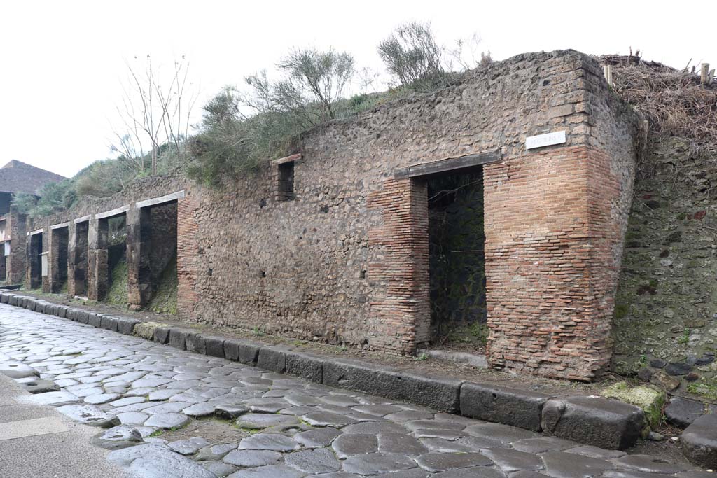 III.1.6 Pompeii. December 2018. Entrance doorway on north side of Via dell’Abbondanza, on right. Photo courtesy of Aude Durand.
