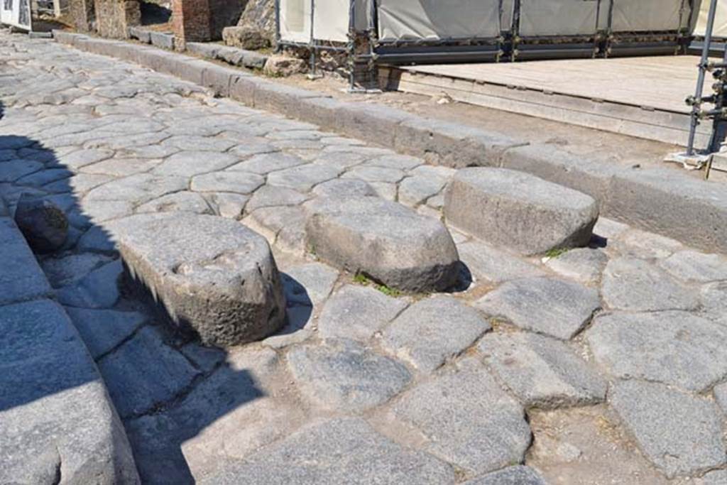 III.3.6 Pompeii. April 2018. Stepping stones in Via dell’Abbondanza. Photo courtesy of Ian Lycett-King. 
Use is subject to Creative Commons Attribution-NonCommercial License v.4 International.

