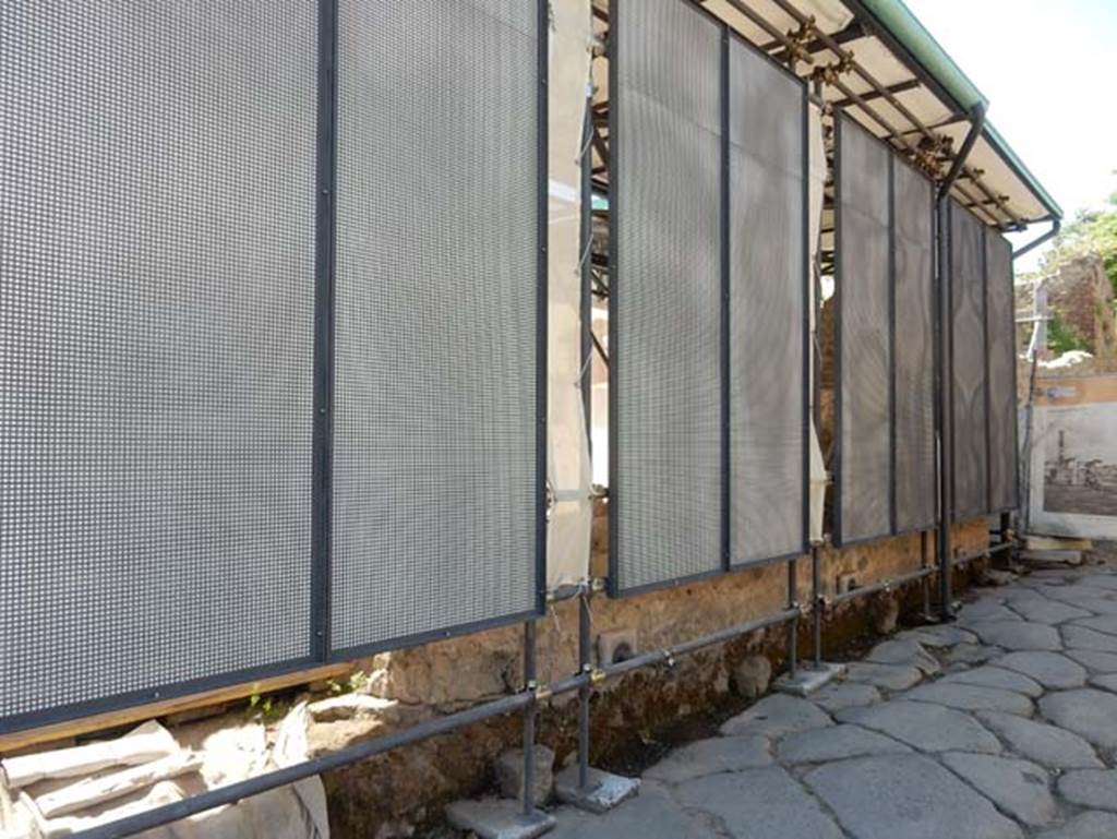 III.3.6 Pompeii. May 2018. East exterior wall, with temporary side panel coverings and shadings, on Vicolo di Ifigenia.  Photo courtesy of Buzz Ferebee.
