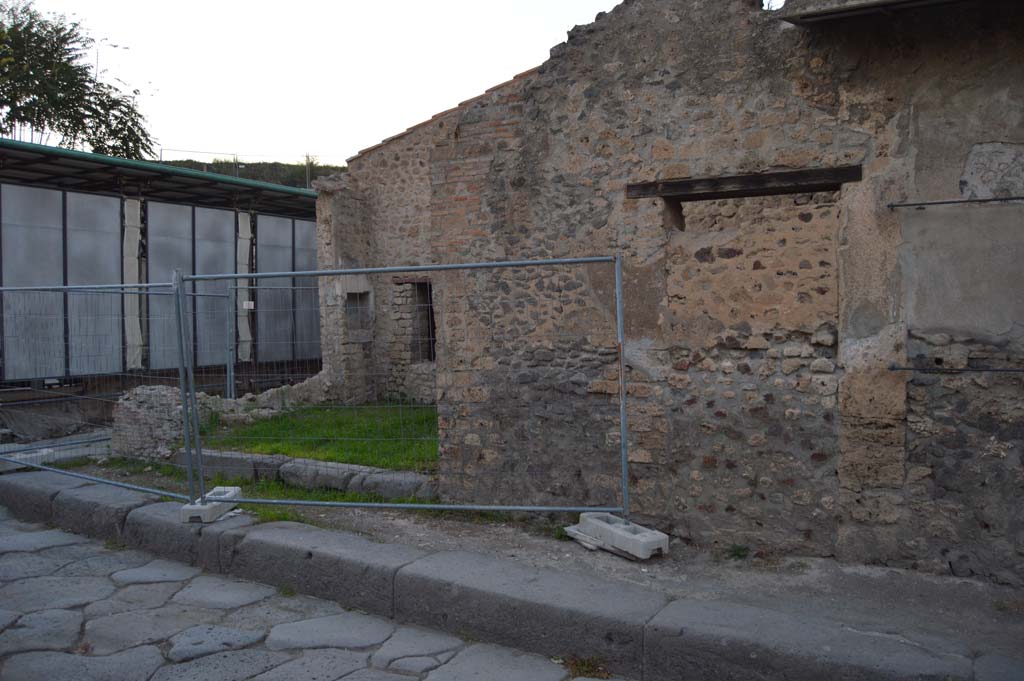 III.4.1 Pompeii. October 2017. Looking north-west towards entrance doorway. 
Foto Taylor Lauritsen, ERC Grant 681269 DÉCOR.
