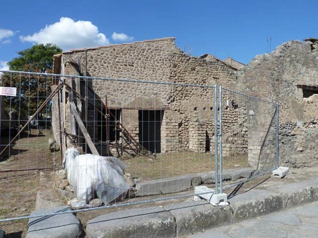 III.4.1 Pompeii. September 2015. Looking towards threshold and remains of entrance doorway.