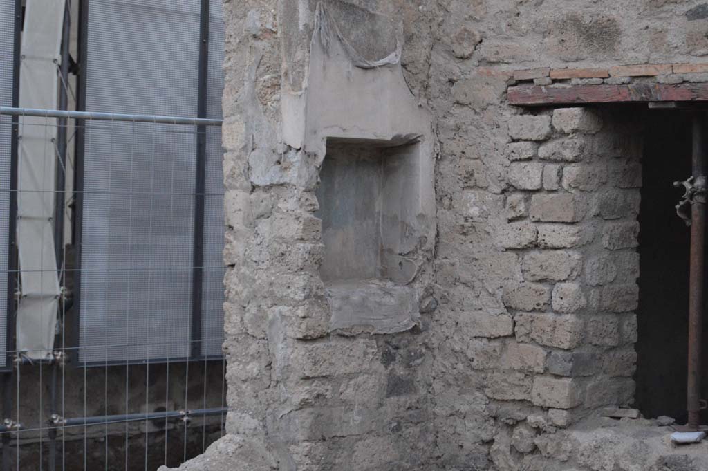 III.4.1 Pompeii. October 2017. West wall in north-west corner of workshop room, detail of niche.
Foto Taylor Lauritsen, ERC Grant 681269 DÉCOR.
