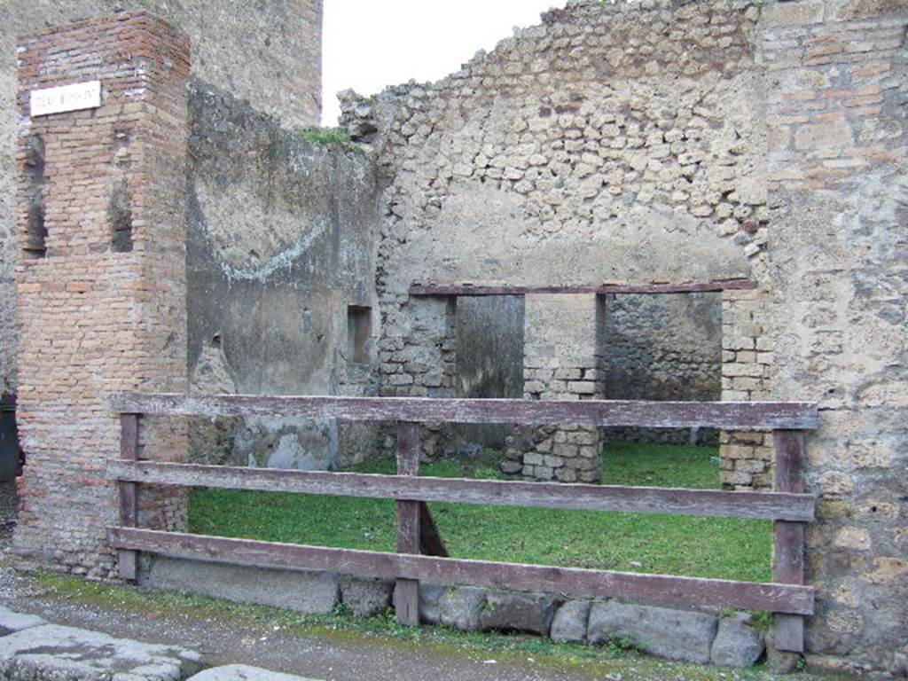 III.4.1 Pompeii. December 2005. Entrance, looking towards north-west corner with niche.
