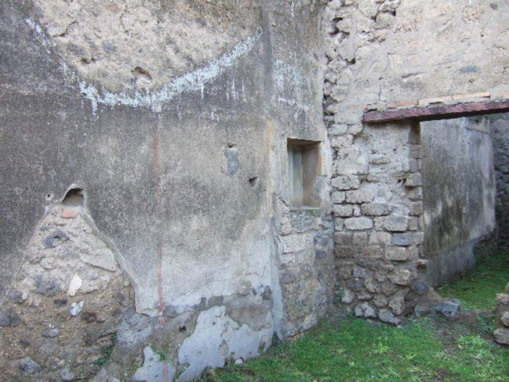 III.4.1 Pompeii. December 2005. West wall with niche.
