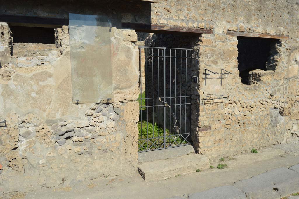 III.4.2 Pompeii. October 2017. Entrance doorway, with site of the remains of the Oscan Eituns, centre left.
Foto Taylor Lauritsen, ERC Grant 681269 DÉCOR.
