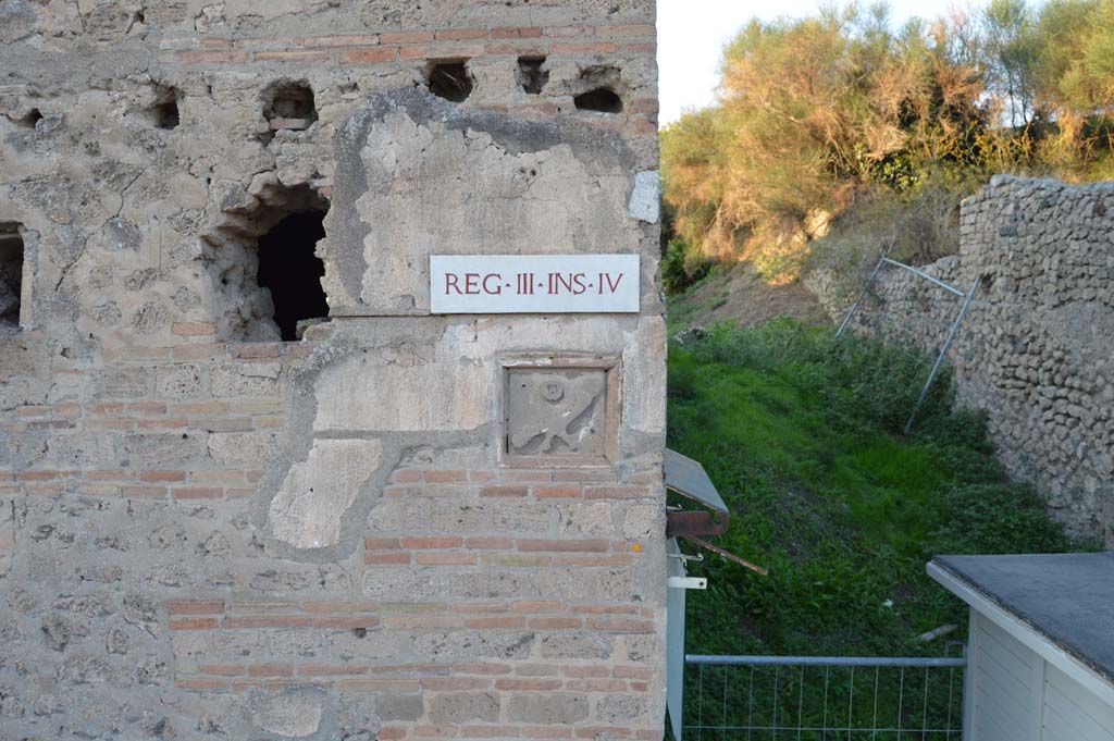 III.4.3 Pompeii. December 2018. Plaque with phallus on east end of insula, in south-east corner. Photo courtesy of Aude Durand.