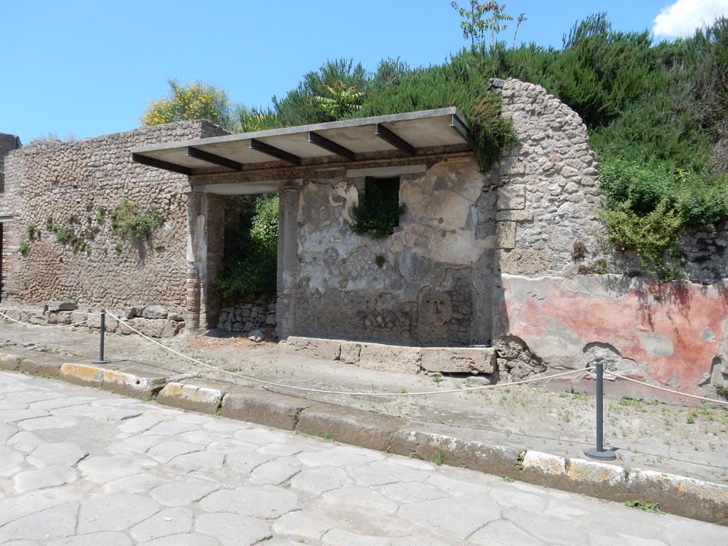 III.5.2 Pompeii. May 2016. Looking towards entrance doorway on north side of Via dell’Abbondanza. Photo courtesy of Buzz Ferebee.