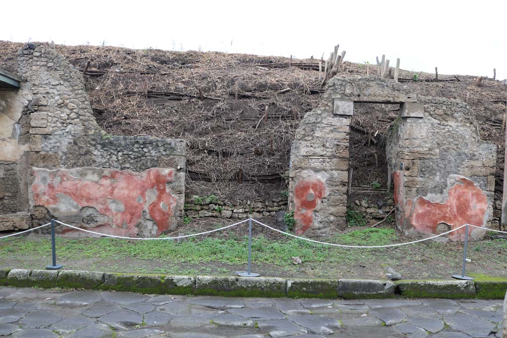 III.5.3 Pompeii, in centre. December 2018. 
Looking north towards entrance on Via dell’Abbondanza, with III.5.4, on right. Photo courtesy of Aude Durand.

