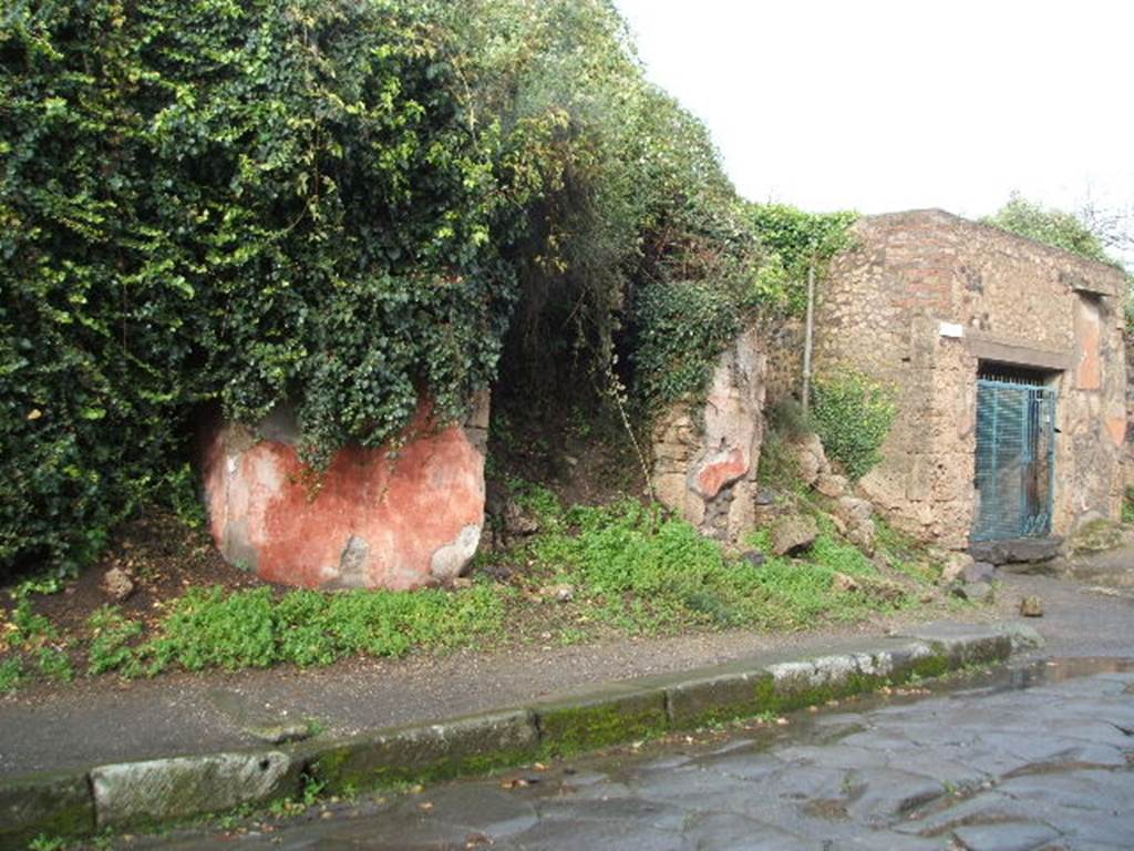 III.5.4, on left and III.5.5 Pompeii. December 2004. Entrance doorways.