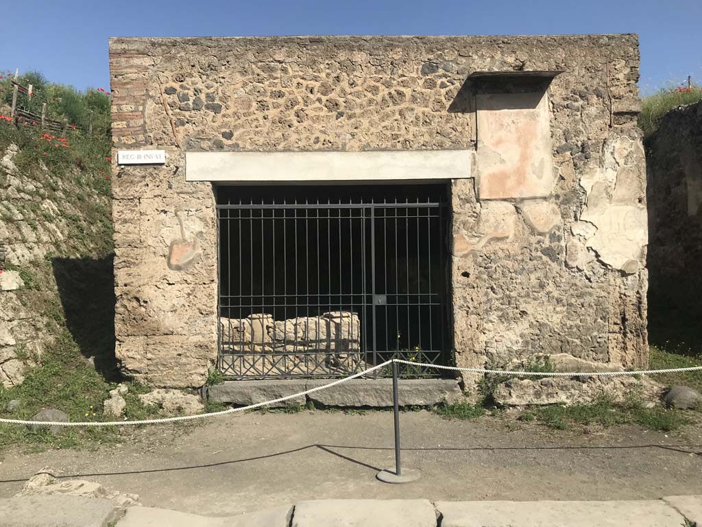 III.6.1 Pompeii. April 2019. Entrance doorway on north side of Via dell’Abbondanza. Photo courtesy of Rick Bauer.

