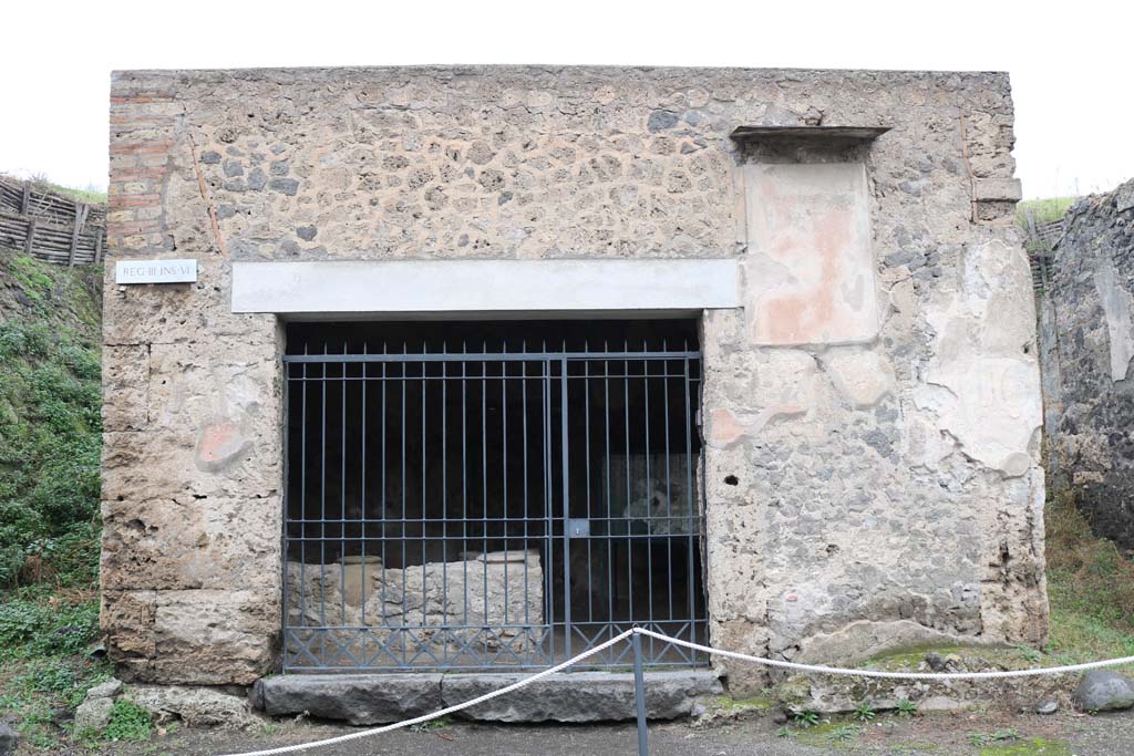 III.6.1 Pompeii. December 2018. Looking towards entrance doorway on north side of Via dell’Abbondanza. Photo courtesy of Aude Durand.