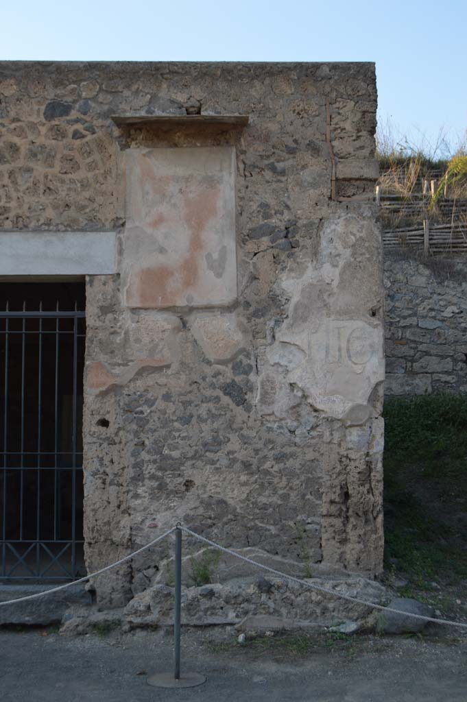 III.6.1 Pompeii. October 2017. Front façade on east (right) side of doorway with remains of Venus Pompeiana painting.
Foto Taylor Lauritsen, ERC Grant 681269 DÉCOR.

