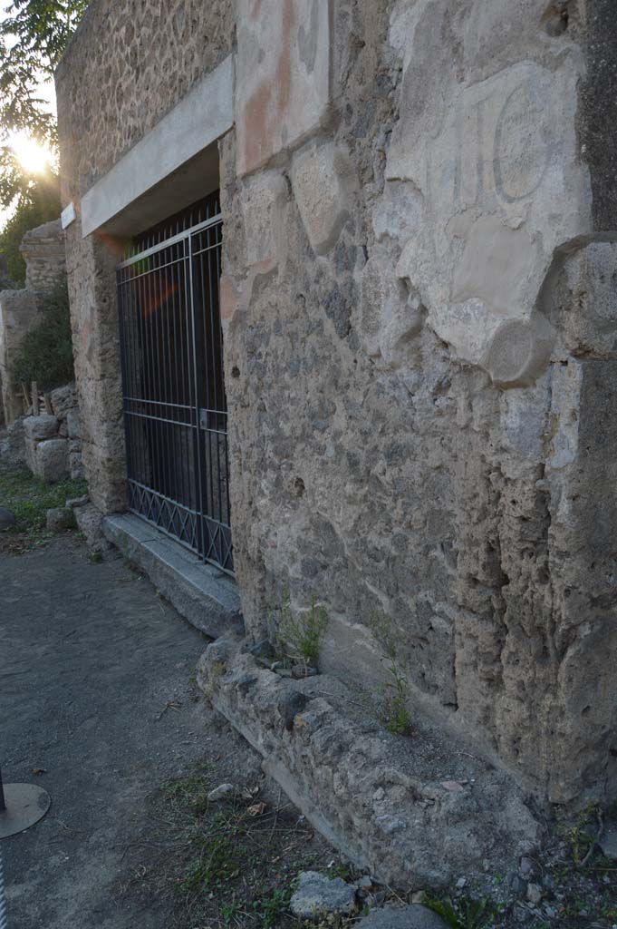 III.6.1 Pompeii. October 2017. Looking west along front façade with remains of graffiti.
Foto Taylor Lauritsen, ERC Grant 681269 DÉCOR.
