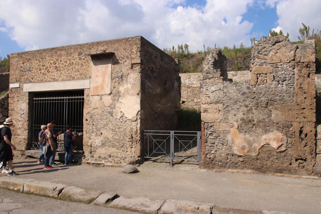 III.6.2 Pompeii, in centre. October 2022. Looking north to entrance doorways with III.6.1, on left. Photo courtesy of Klaus Heese
