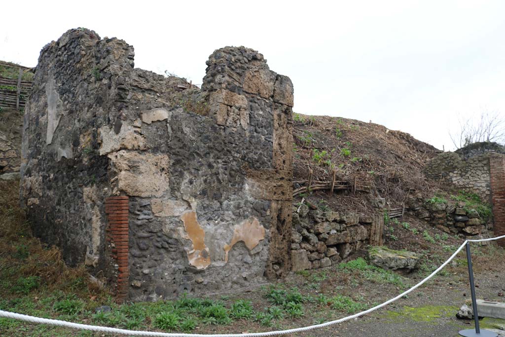 III.6.2 Pompeii on left. December 2018. Entrance doorway and east wall of entrance corridor, on left. Photo courtesy of Aude Durand.