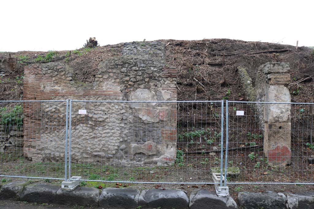 III.6.5 Pompeii. December 2018. Looking towards entrance on north side of Via dell’Abbondanza. Photo courtesy of Aude Durand.