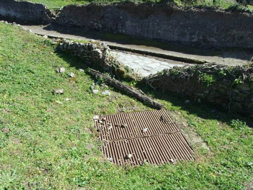III.7 Pompeii. March 2009.  Grating over the Sarno canal.