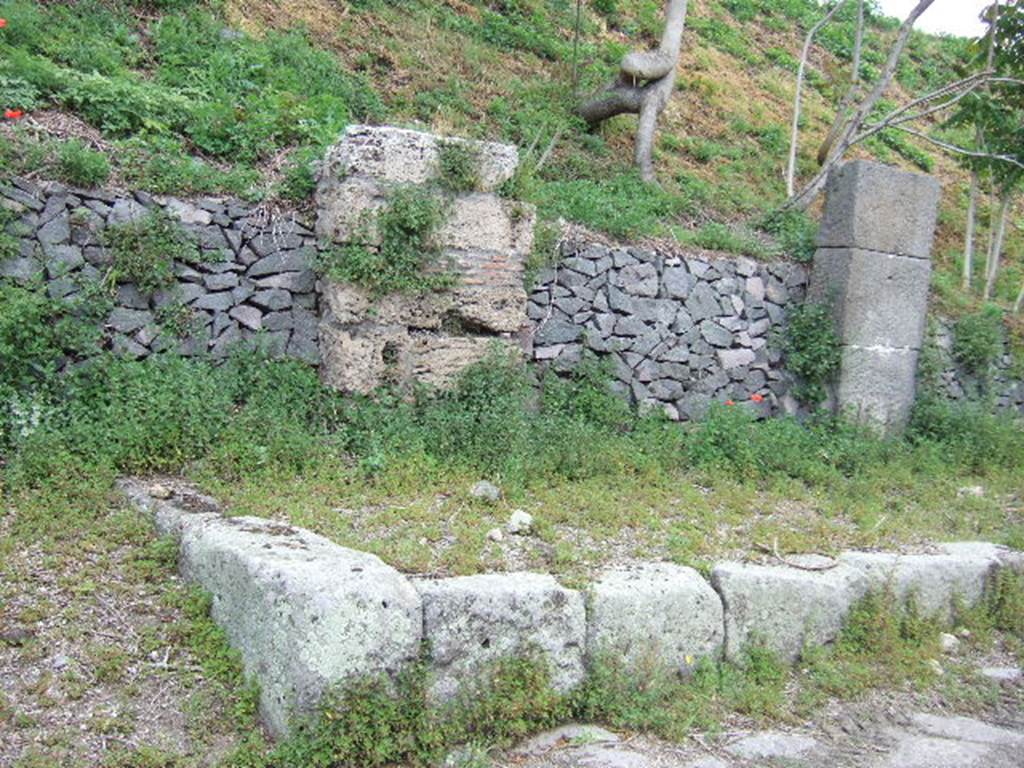 IV.3.a Pompeii. May 2006.  Blocked road (on left) and Entrance (centre).