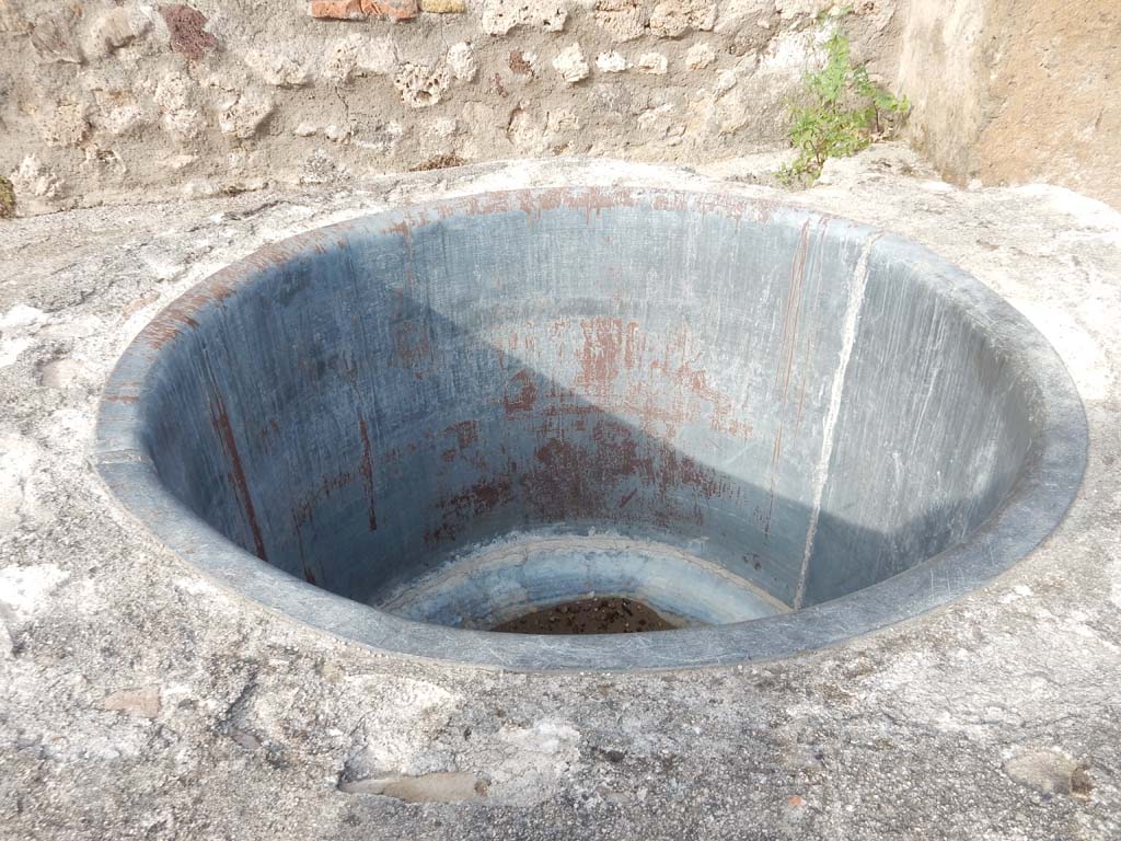 V.1.4 Pompeii. June 2019. Interior of boiler/kettle or basin on east side. Photo courtesy of Buzz Ferebee. 