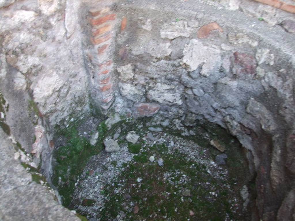 V.1.4 Pompeii. December 2006. Interior of large water basin in north-west corner on west side.