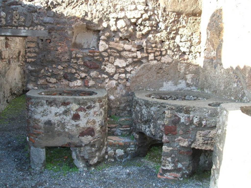 V.1.5 Pompeii.  December 2006.  North wall with niche and boilers or kettles.